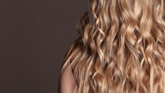 ¿Qué causa el frizz en el cabello?
