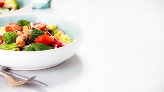 Plato con verduras que normalmente comen los veganos