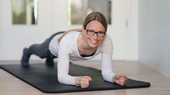 Rutina de ejercicios: Plancha abdominal en casa